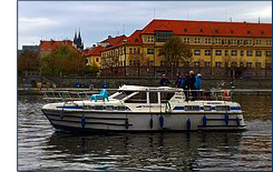 Školní loď proplouvá v rámci praktického výcviku centrem Prahy